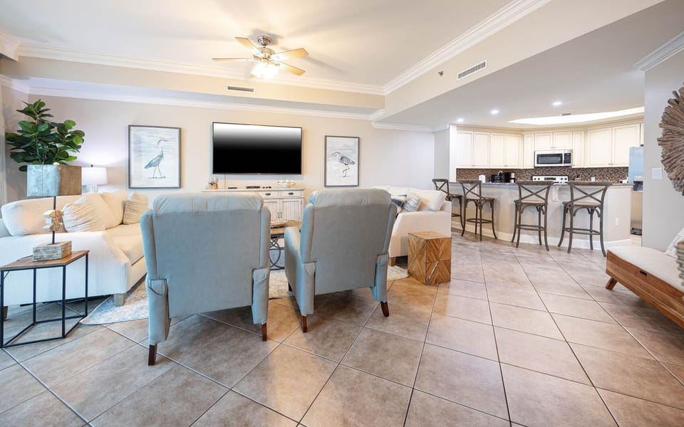 Condo, 3 Bedrooms | Living area