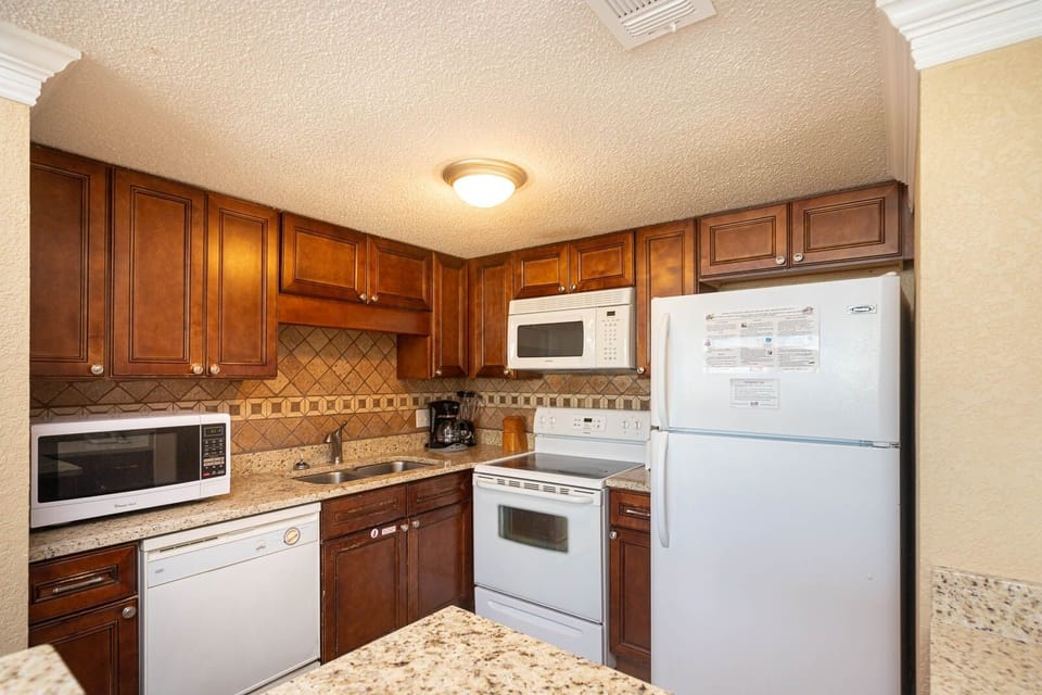 Condo, 3 Bedrooms | Private kitchen | Coffee/tea maker, fridge, oven