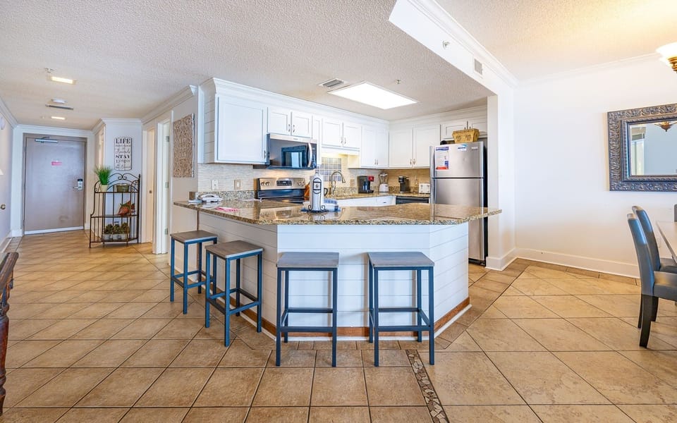 Condo, 3 Bedrooms | Private kitchen | Fridge, oven, coffee/tea maker