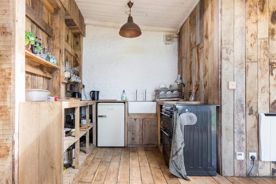 Cottage | Private kitchen | Fridge, oven, stovetop, electric kettle