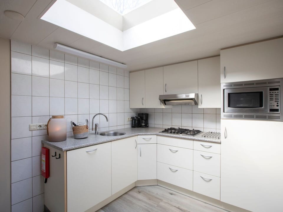 Bungalow | Private kitchen | Electric kettle, toaster