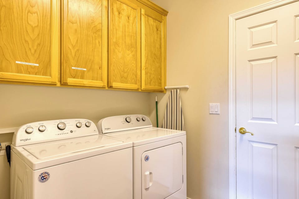 Deck + Hot Tub Community Golf Course Forest Ridge Loop Cottage in Oregon