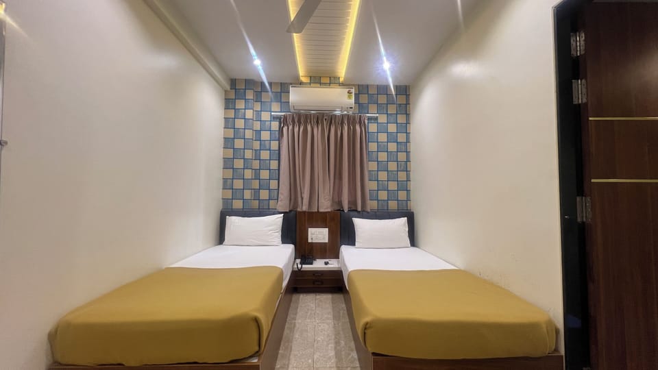Deluxe Room | Iron/ironing board, free WiFi