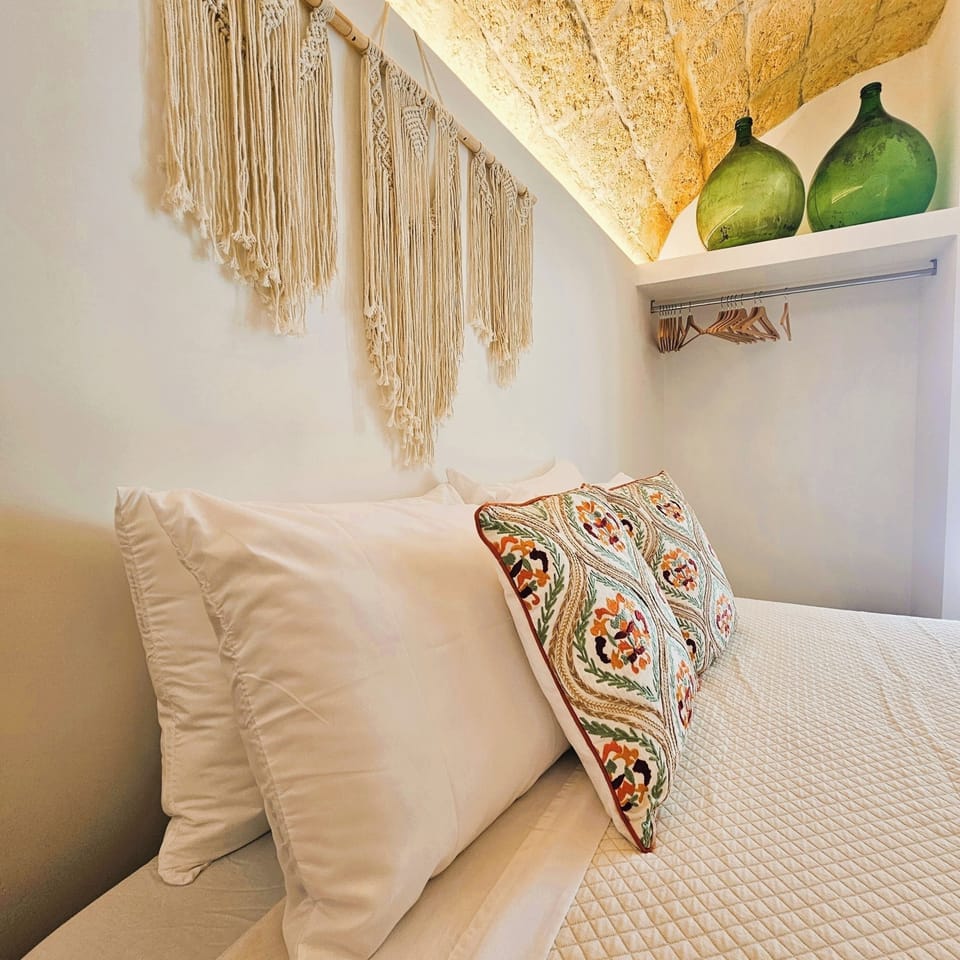 Luxury Studio Suite | In-room safe, desk, laptop workspace, blackout drapes