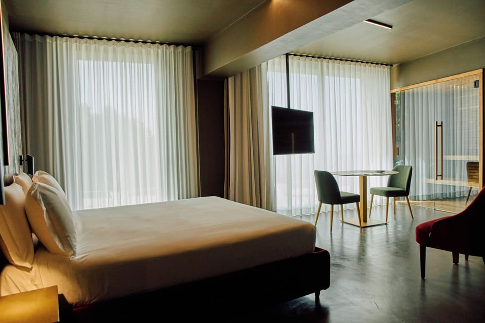 Deluxe Studio Suite, Hill View | Minibar, in-room safe, blackout drapes, soundproofing