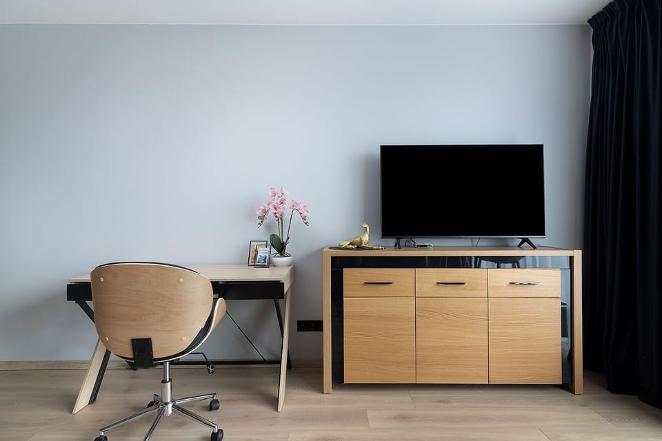 City Apartment, City View | Living area | Flat-screen TV