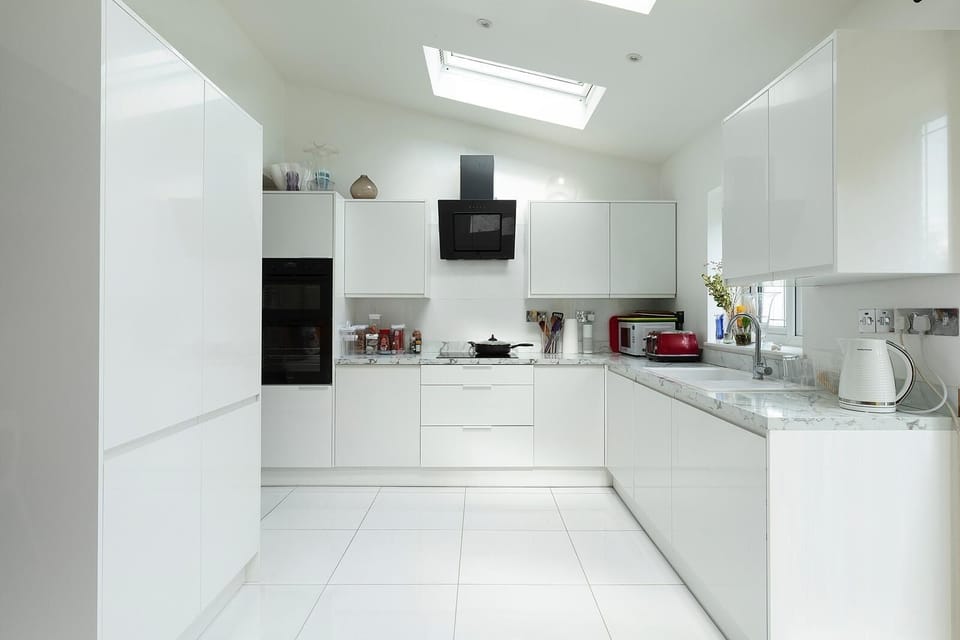 Full-size fridge, microwave, oven, stovetop