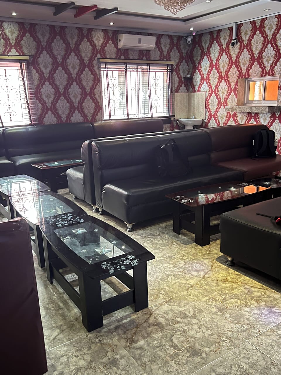 2 bars/lounges