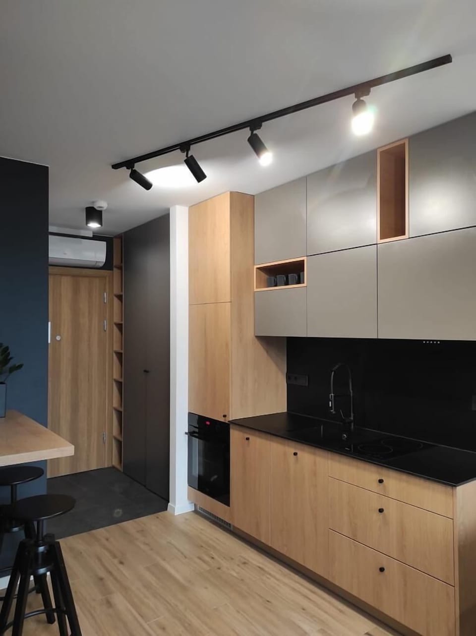 Fridge, oven, stovetop, electric kettle