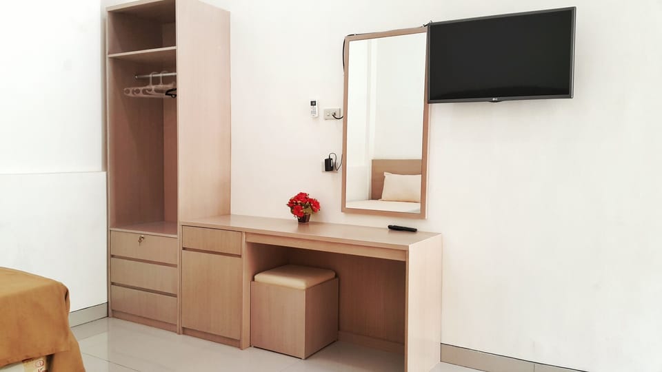 Deluxe Single Room, Park View | Desk, rollaway beds (surcharge), WiFi (free), bed sheets