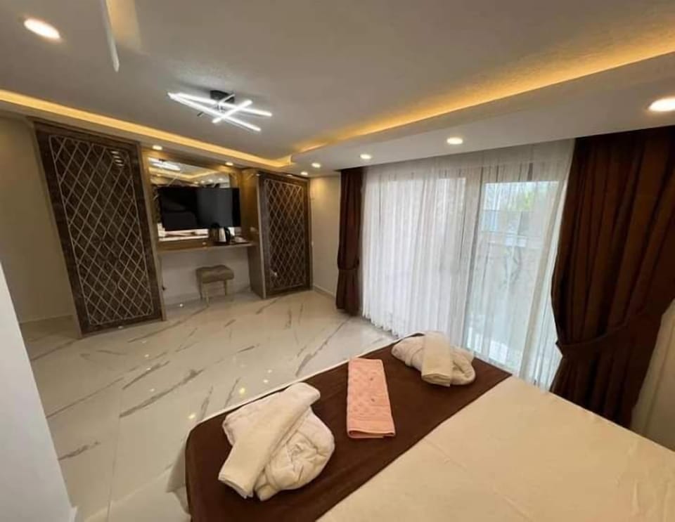Deluxe Suite, Balcony, Sea View | In-room safe, blackout drapes, free WiFi
