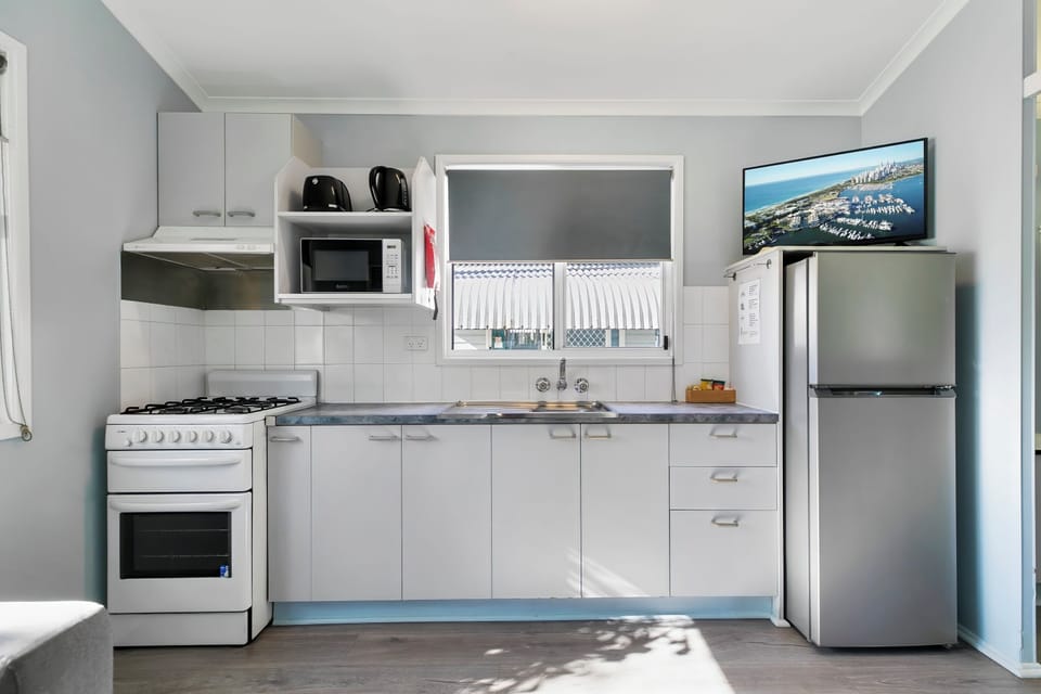Standard Studio | Private kitchen | Full-size fridge, microwave, stovetop, toaster