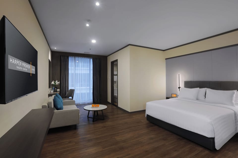 Suite | Minibar, in-room safe, desk, laptop workspace