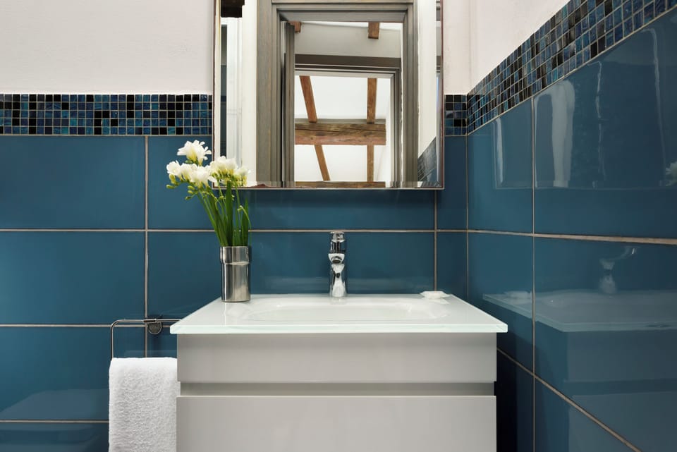 Classic Double or Twin Room | Bathroom | Shower, rainfall showerhead, free toiletries, hair dryer
