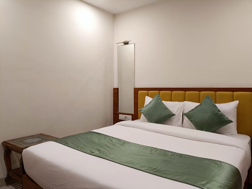 Deluxe Room | Desk, WiFi (free), bed sheets