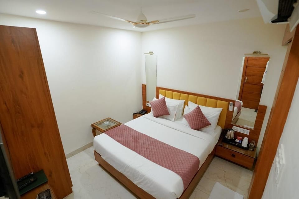 Luxury Room, City View | Desk, WiFi (free), bed sheets