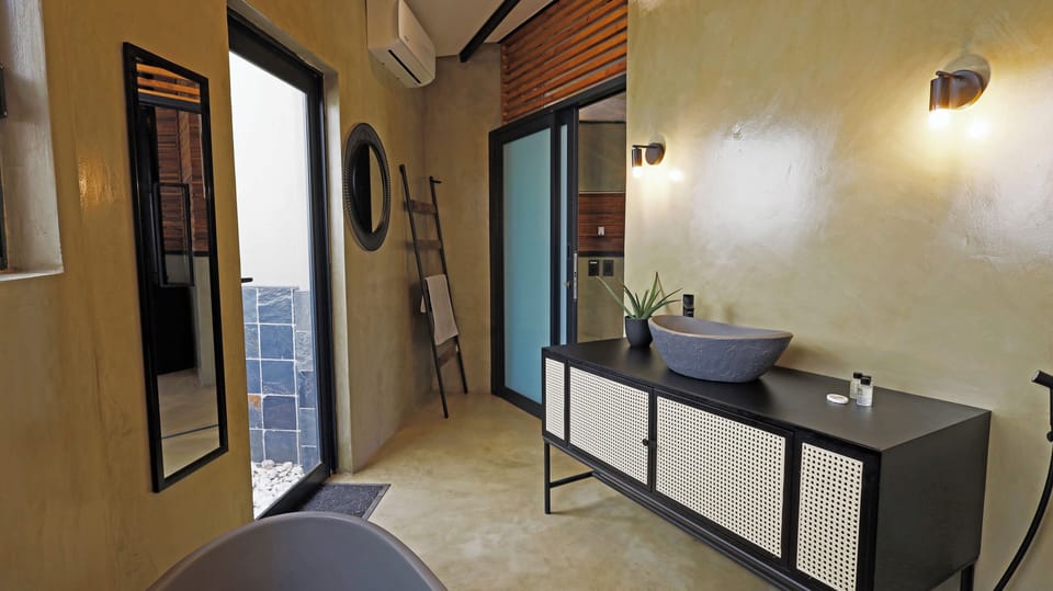 Luxury Cabin, Garden View | Bathroom | Shower, free toiletries, slippers, bidet