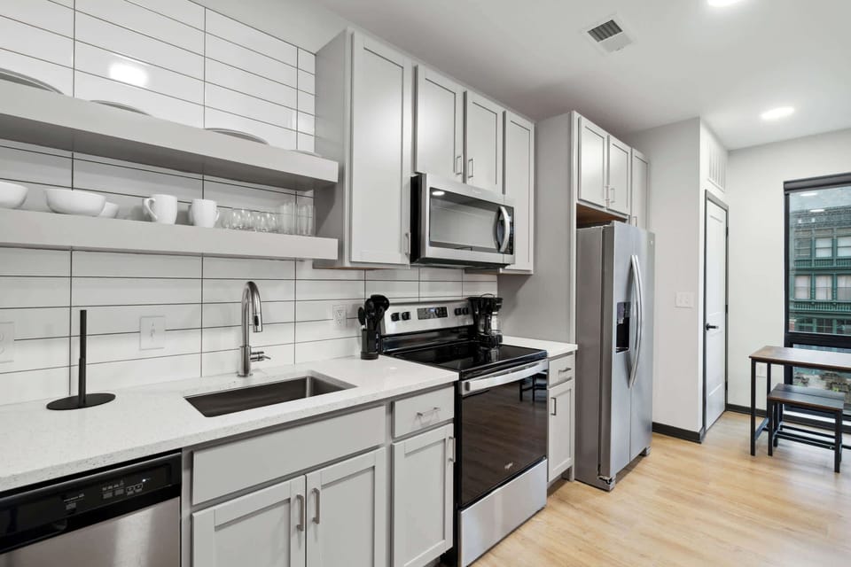 Deluxe Studio | Private kitchen | Fridge, microwave, oven, dishwasher