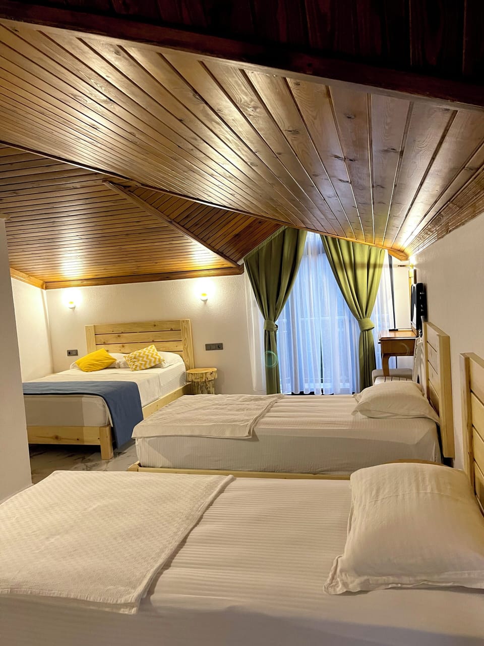 Classic Quadruple Room | Desk, soundproofing, free WiFi, bed sheets