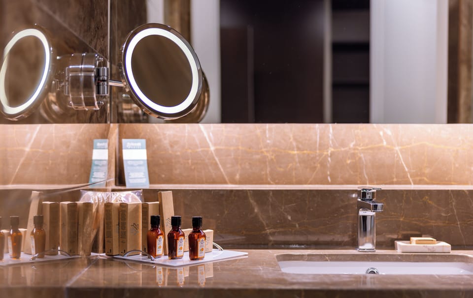 Deluxe Double Room, Mountain View | Bathroom | Free toiletries, hair dryer, bathrobes, slippers