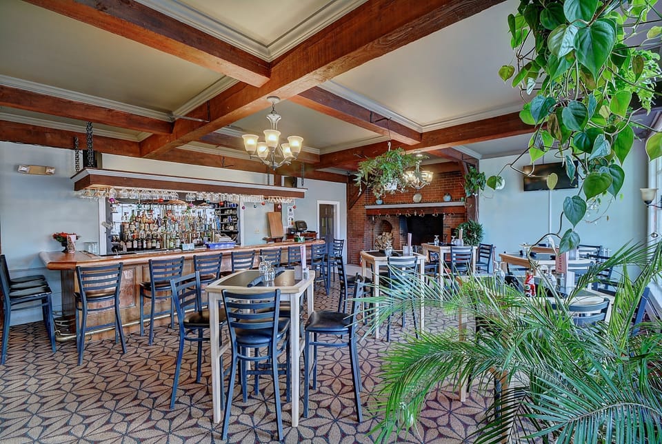 Lunch and dinner served, American cuisine