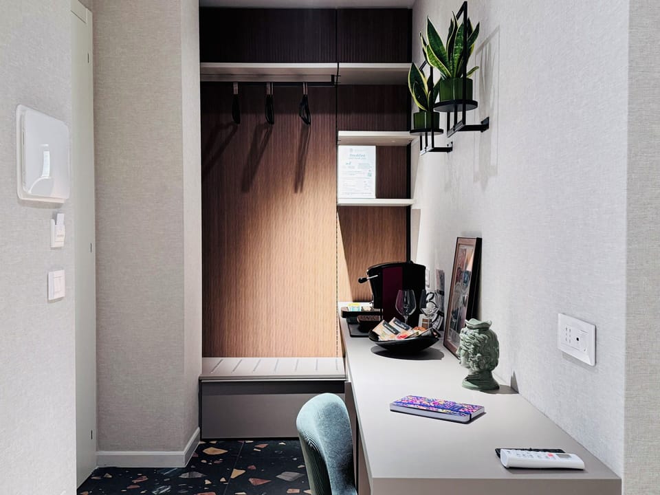 Business Room | Hypo-allergenic bedding available, down comforters, memory foam beds