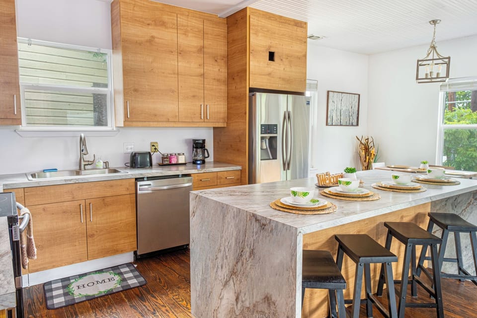 House (2 Bedrooms) | Private kitchen | Coffee/tea maker, microwave, oven, dining table