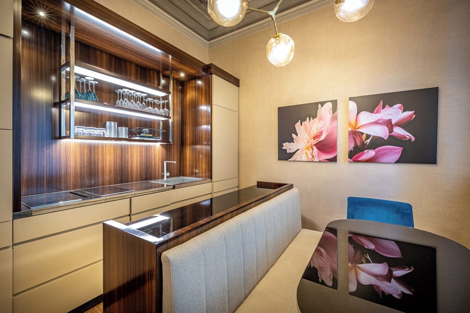 Private kitchen | Coffee/tea maker, full-size fridge, microwave, oven