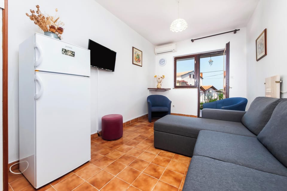 Apartment, Balcony | Living area | 60-cm flat-screen TV with satellite channels