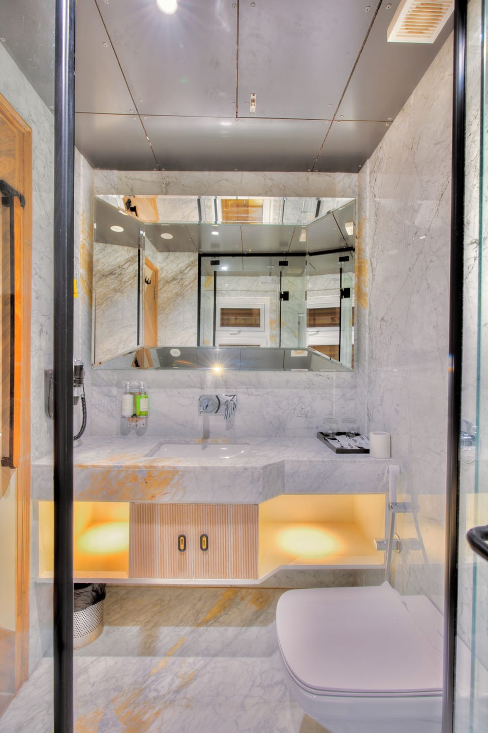 Premier Studio Suite | Bathroom | Shower, free toiletries, hair dryer, slippers
