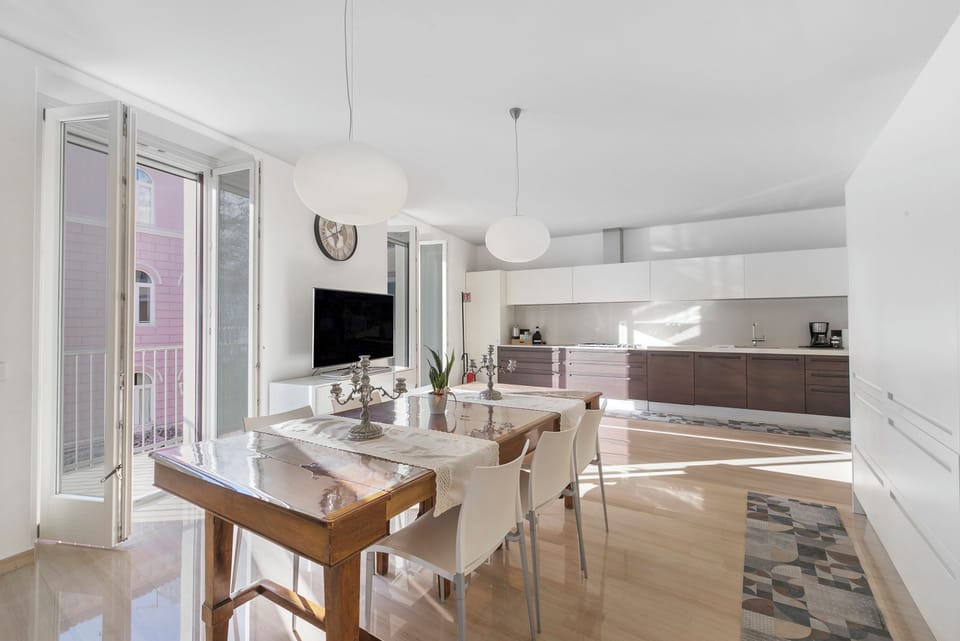 Family Apartment, Multiple Bedrooms, Refrigerator & Microwave (Life & View Luxury Apartment) | Dining