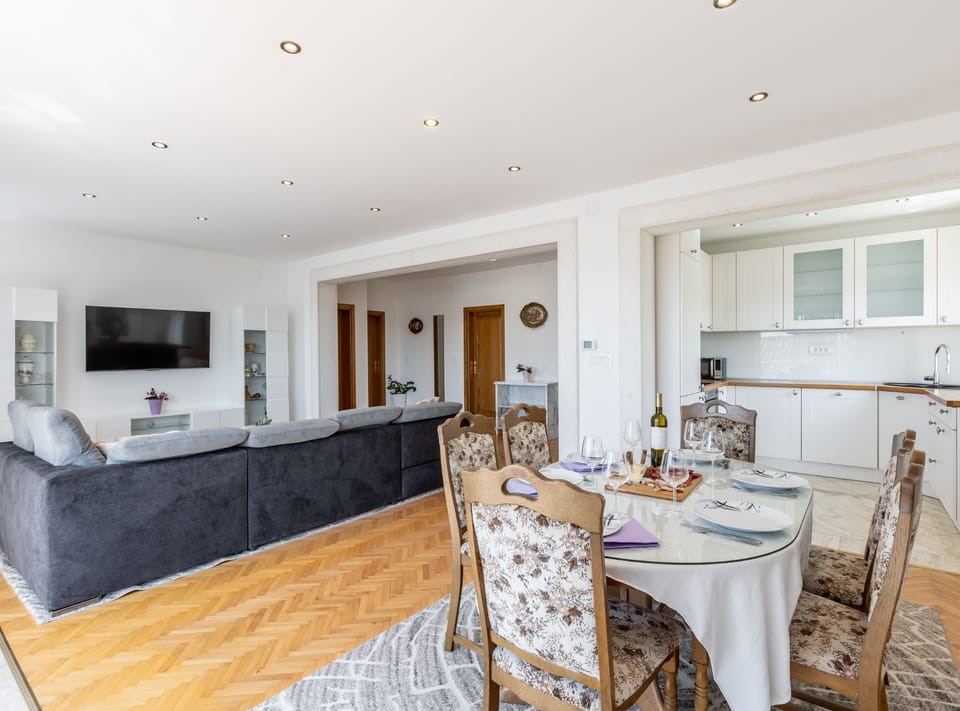 Apartment (Two Bedroom Apartment with Balcony) | Dining room