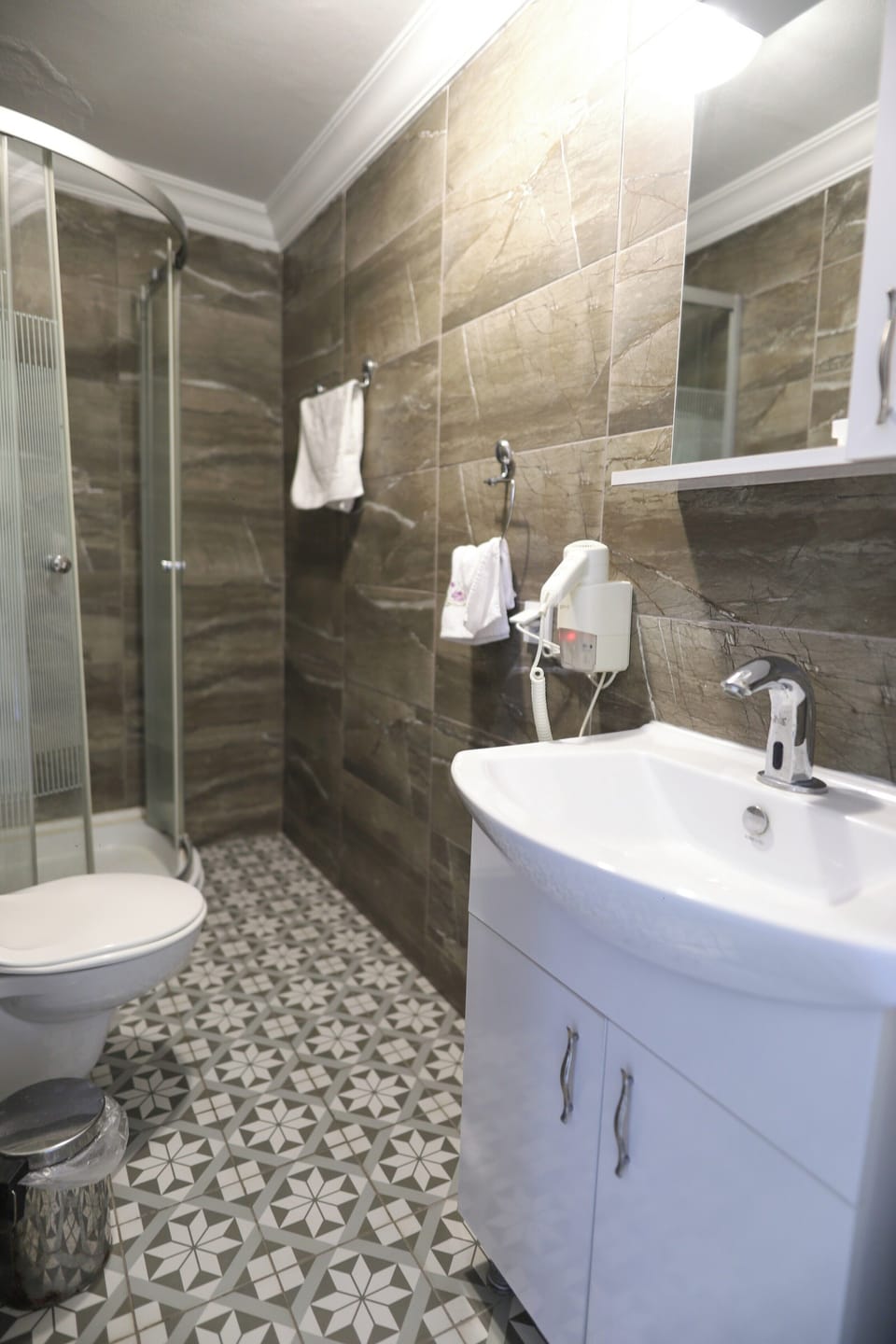 Standard Double Room, City View | Bathroom | Shower, free toiletries, hair dryer, towels