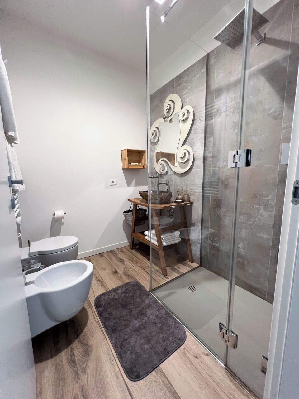 Deluxe Double Room, Pool View | Bathroom | Shower, free toiletries, hair dryer, slippers