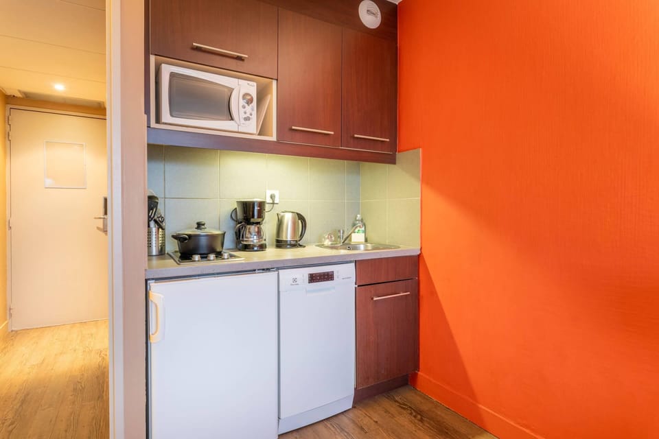 Studio - Accés piscine | Private kitchen | Fridge, microwave, stovetop, dishwasher