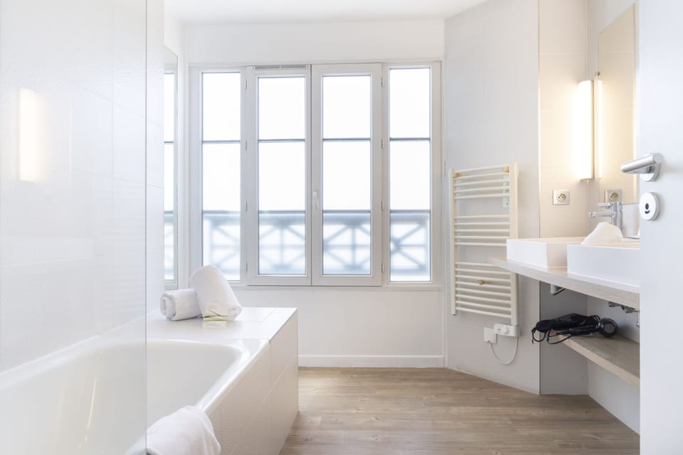 Deluxe Room, 1 Double Bed | Bathroom | Bathtub, free toiletries, bathrobes, towels