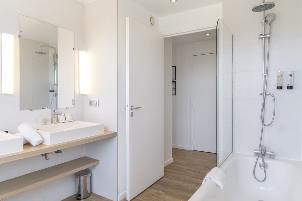 Deluxe Room, 1 Double Bed | Bathroom | Bathtub, free toiletries, bathrobes, towels