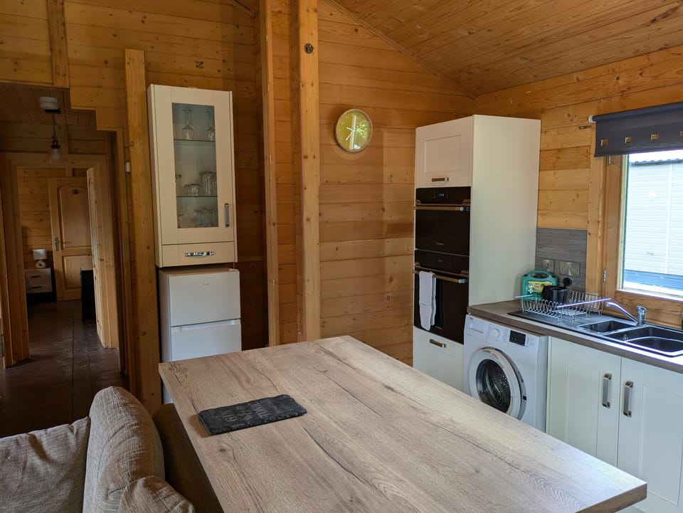 Cabin | Private kitchen | Fridge, microwave, oven, stovetop