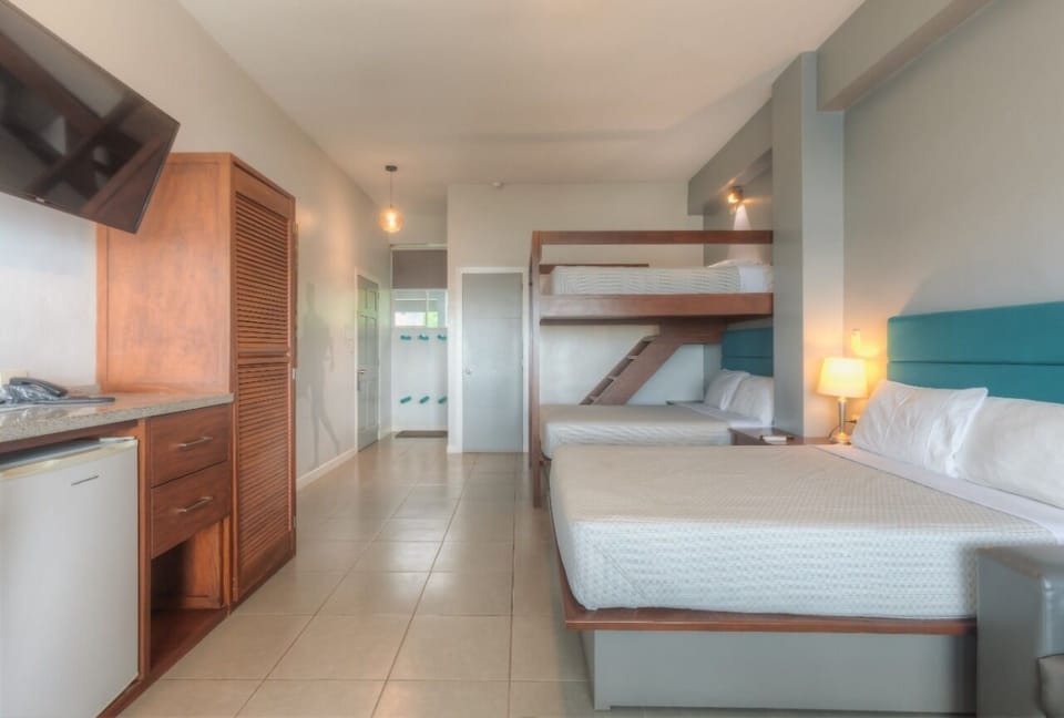 Triple Room | In-room safe, desk, WiFi (free), bed sheets