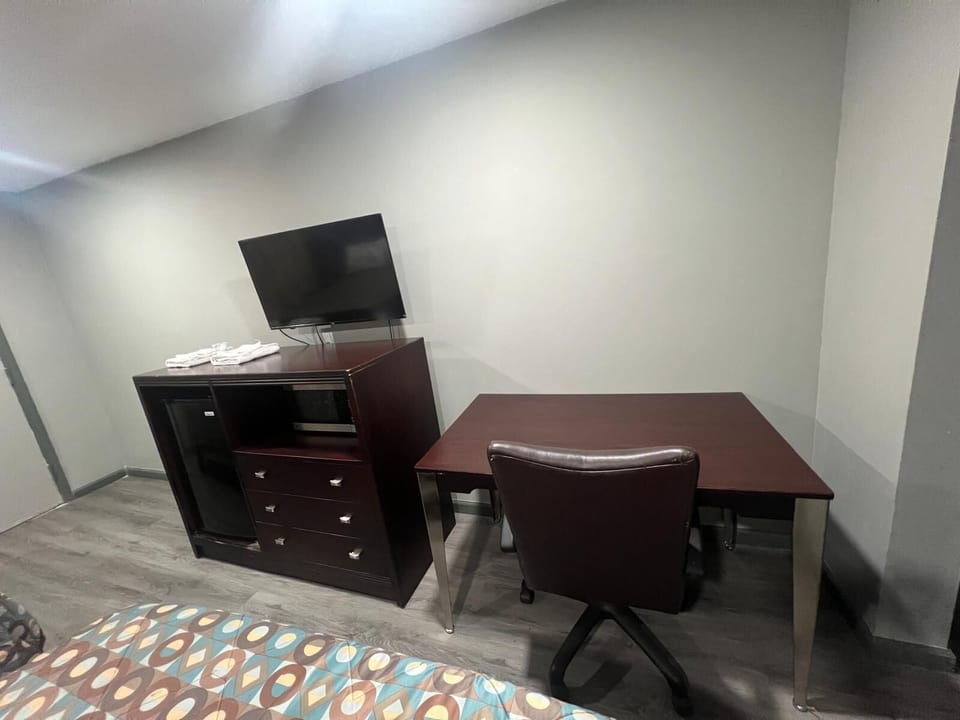 Desk, free WiFi