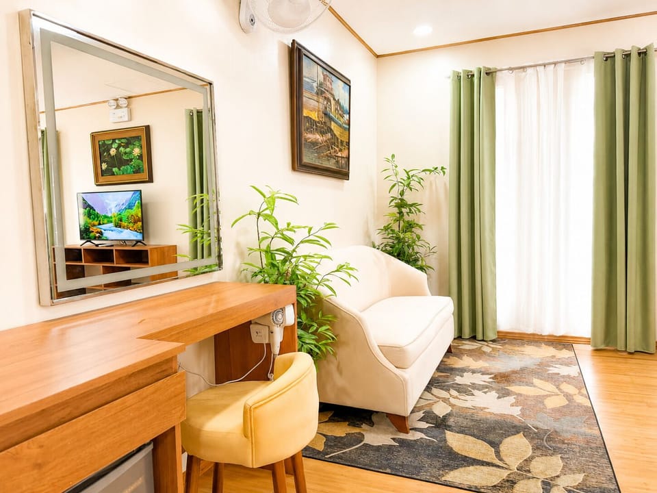 Family Room | Laptop workspace, WiFi (free), bed sheets