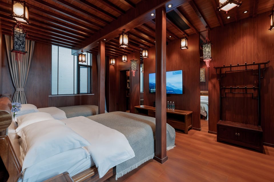 Family Twin Room | Premium bedding, desk, laptop workspace, blackout drapes
