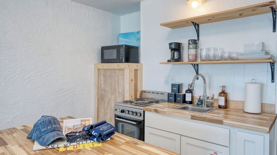 House (1 Bedroom) | Private kitchen | Fridge, microwave, oven, stovetop