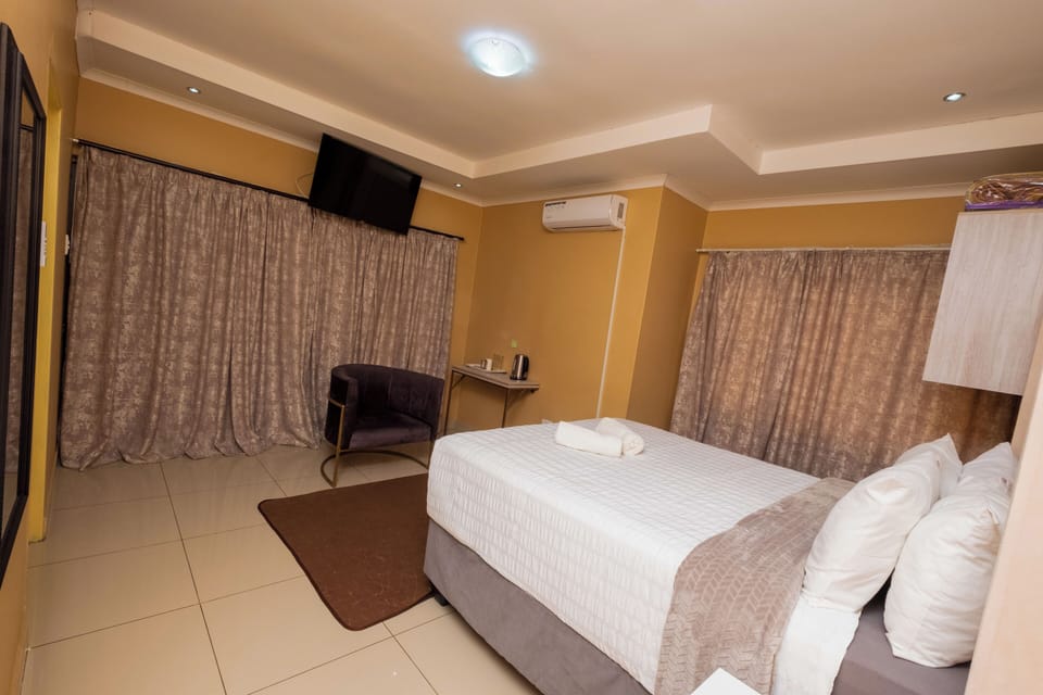 Comfort Double Room, 1 Queen Bed, Private Bathroom | Desk, WiFi (free), individually decorated, individually furnished