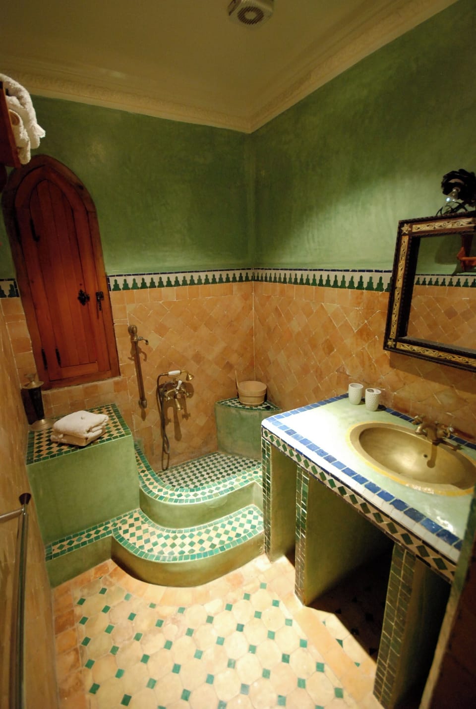 Honeymoon Double Room | Bathroom | Shower, rainfall showerhead, free toiletries, towels