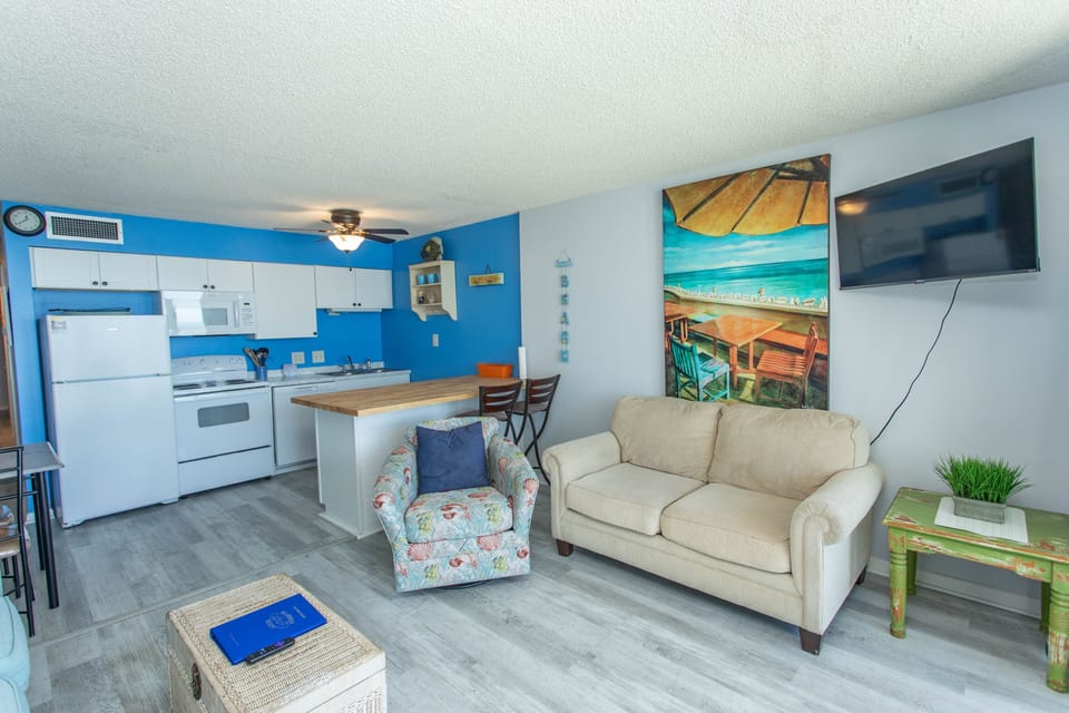 Condo, 2 Bedrooms | Living area