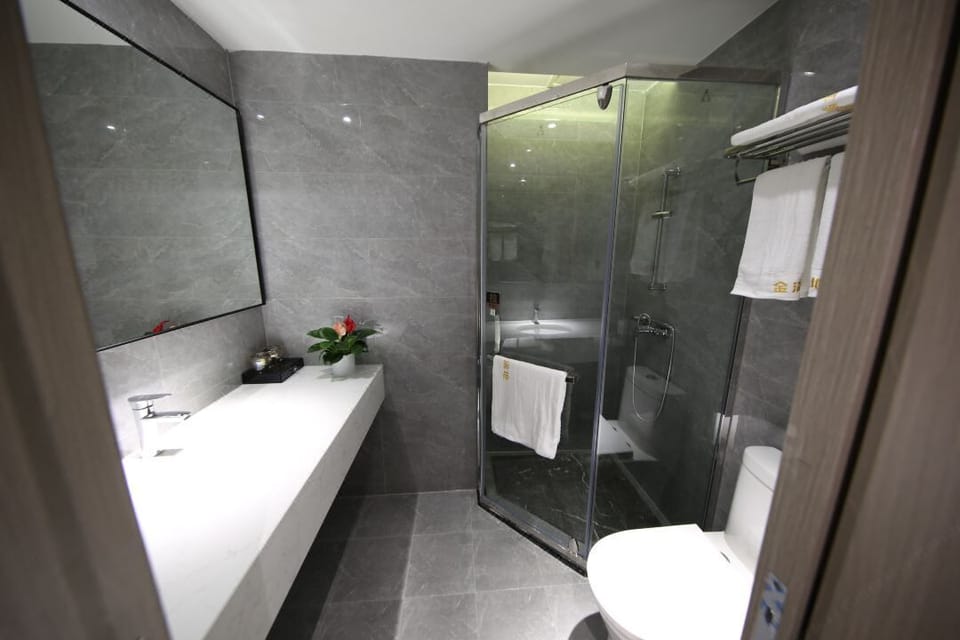 Comfort Single Room, City View | Bathroom