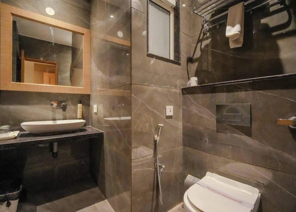 Junior Suite Room Twin Bed | Bathroom | Shower, free toiletries, towels, soap