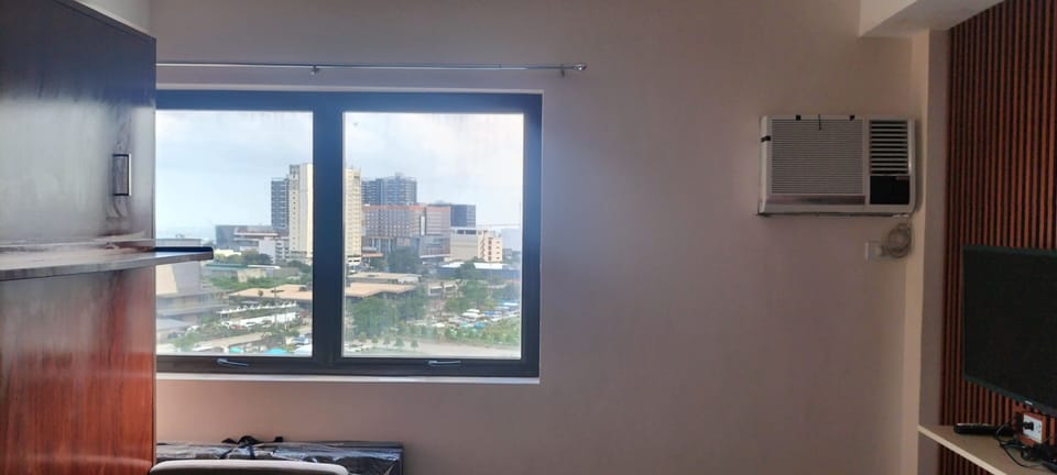 Deluxe Studio, City View | Living area | 32-inch Smart TV with satellite channels, fireplace, Netflix