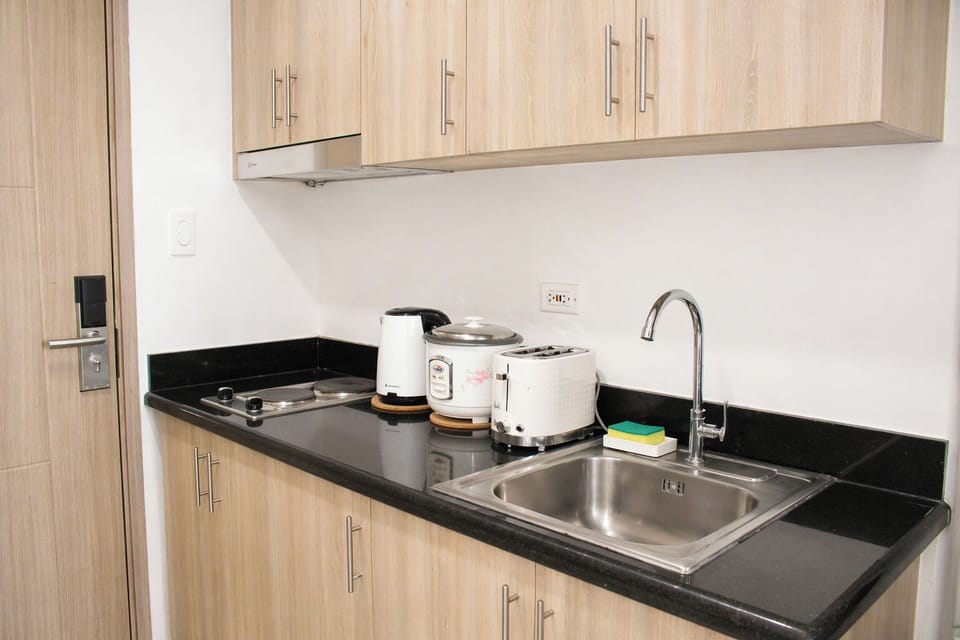 Deluxe Condo, City View | Private kitchen | Full-size fridge, microwave, oven, stovetop